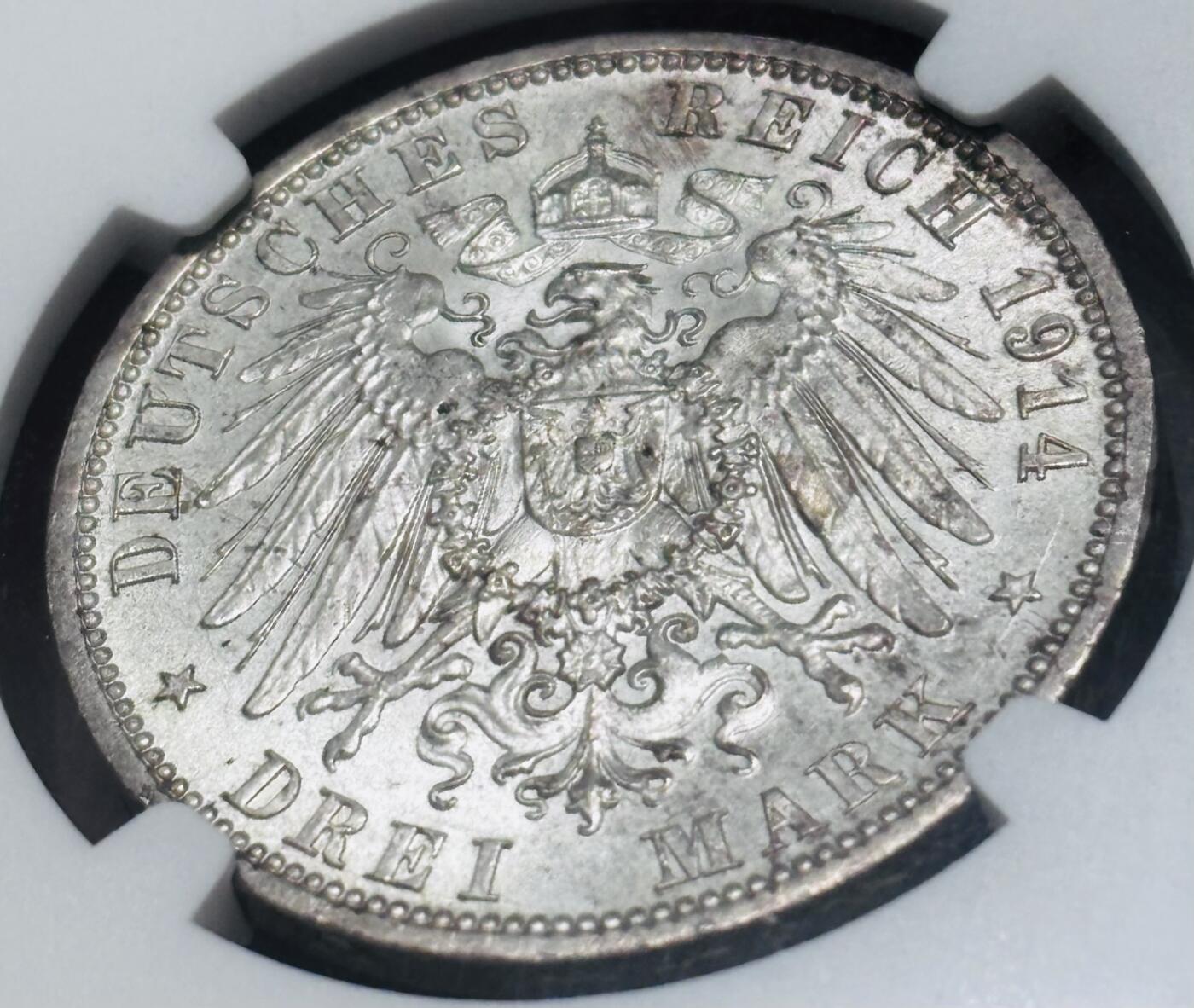 【金马踏春，泉马奔腾】2026 年新年贺岁场，（定于年初五接财神截拍）祝各位老板马到成功，马上有钱，愿岁岁平安喜乐顺遂 NGC MS62 分 1914 年德国普鲁士威廉二世戎装 3 马克银币，原光金光耀眼夺目，收藏投资品