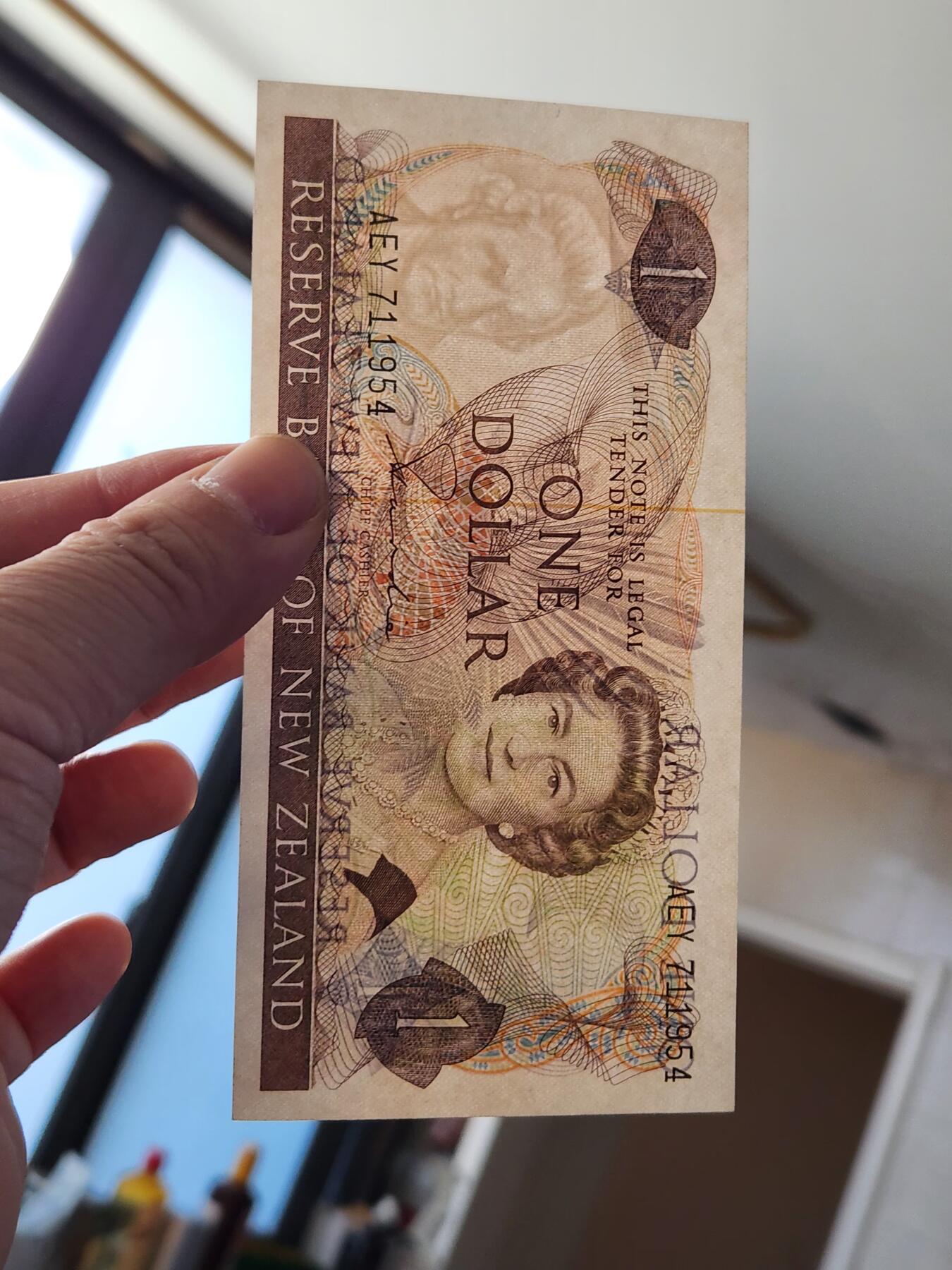 2月10号晚上8点 外国纸币自动截拍第23场 新西兰 1元  1981年 首发首签版 新品轻微软折