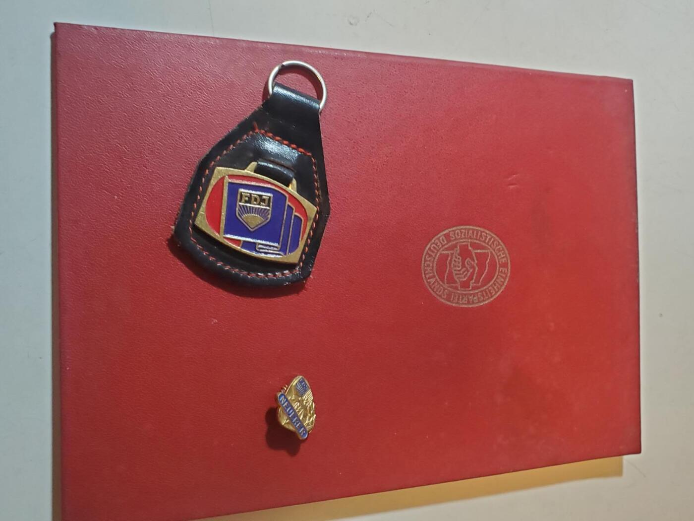 韵星假日军品类拍卖第40期 -- Rimey Holidays Militaria Auction 40 民主德国fdj青年团优秀青年农业学家证章+青年团领导证章，少见刻名实发 带证书一套（带直属组织统一社会党封皮）