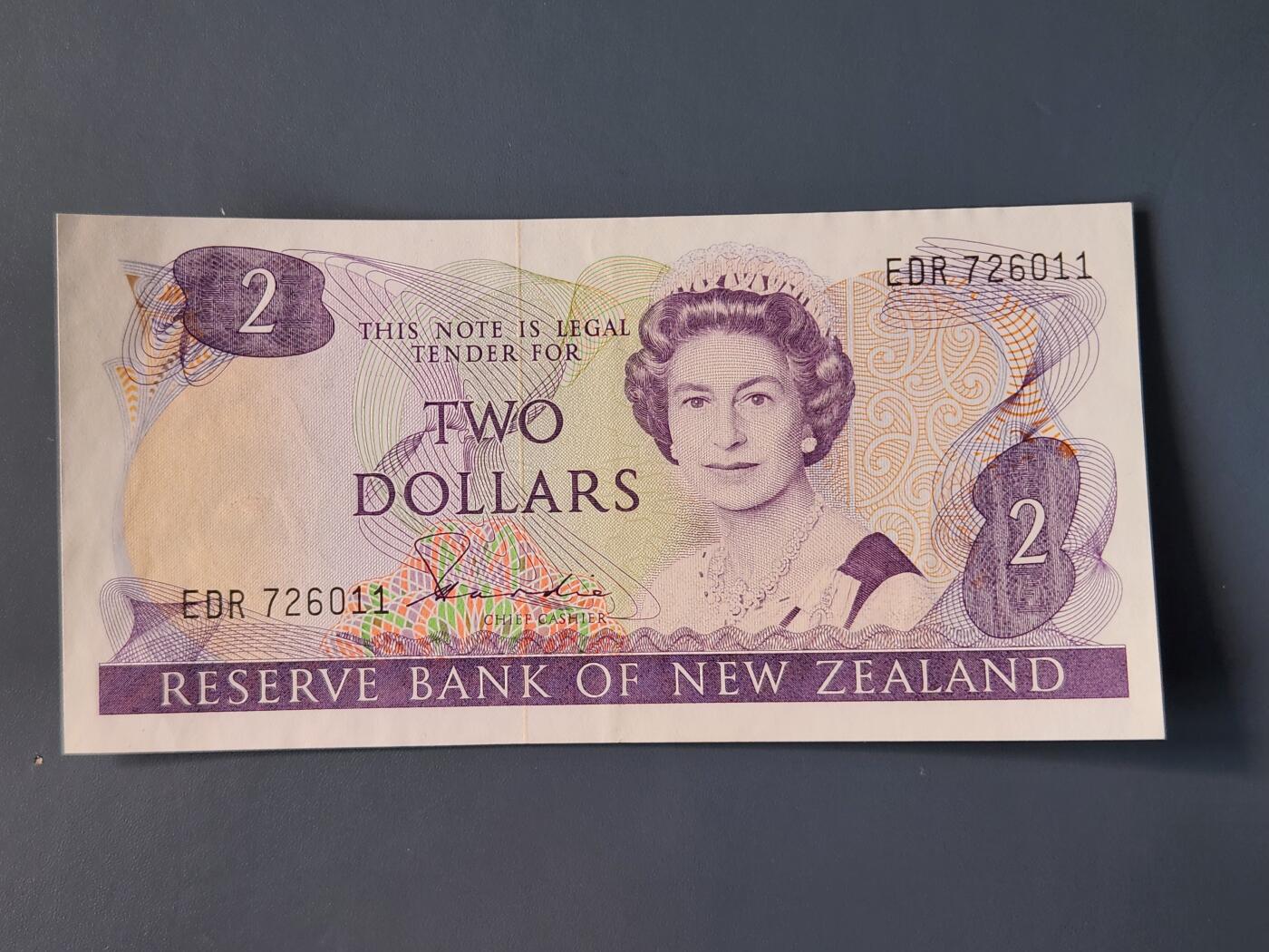 2月10号晚上8点 外国纸币自动截拍第23场 新西兰 2元  1981年 首发首签版 新品轻微软折