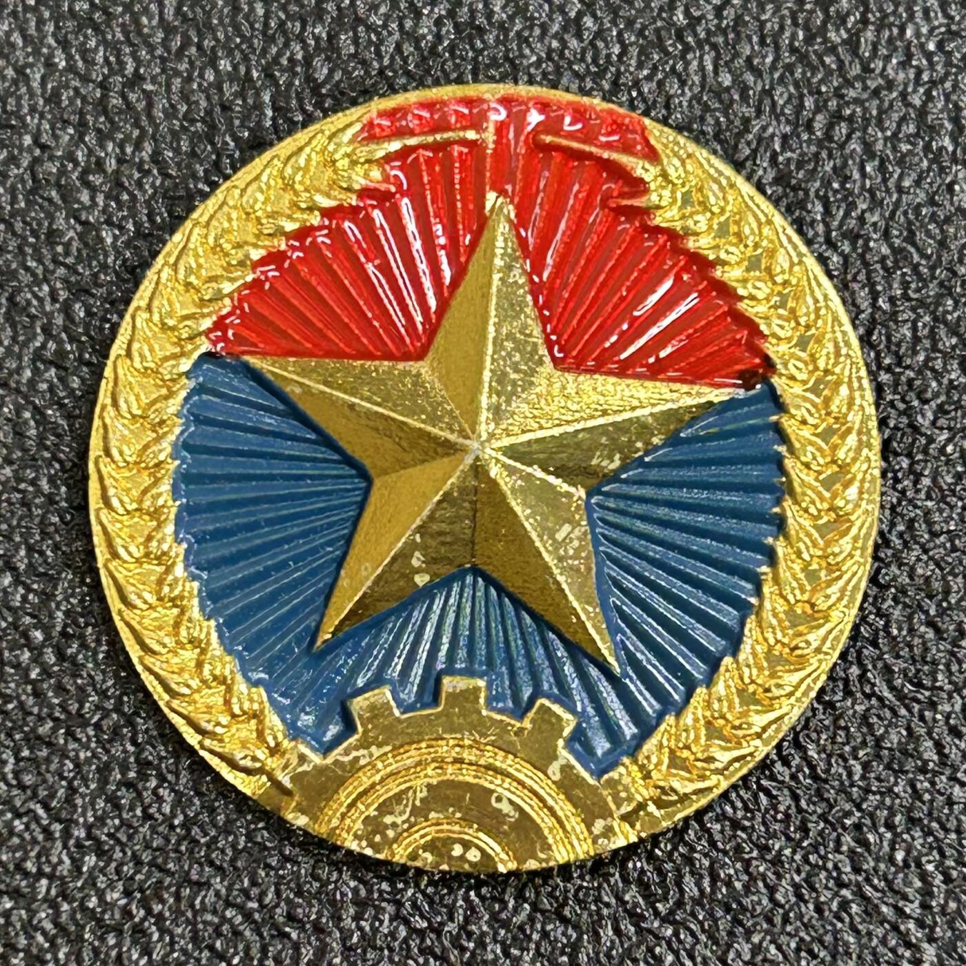 西秦中古拍卖第七十七期 2026马年新春专场 本场拍品年初九发出 越南南方民族解放阵线帽徽 越南游击队帽徽 早期中国代工版 制作精致