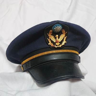 【第伍場】近代勋奖章徽章服饰杂项专场 - 上海兄弟帽厂-鸽子帽徽大檐帽，制作精良，头围约55-56cm