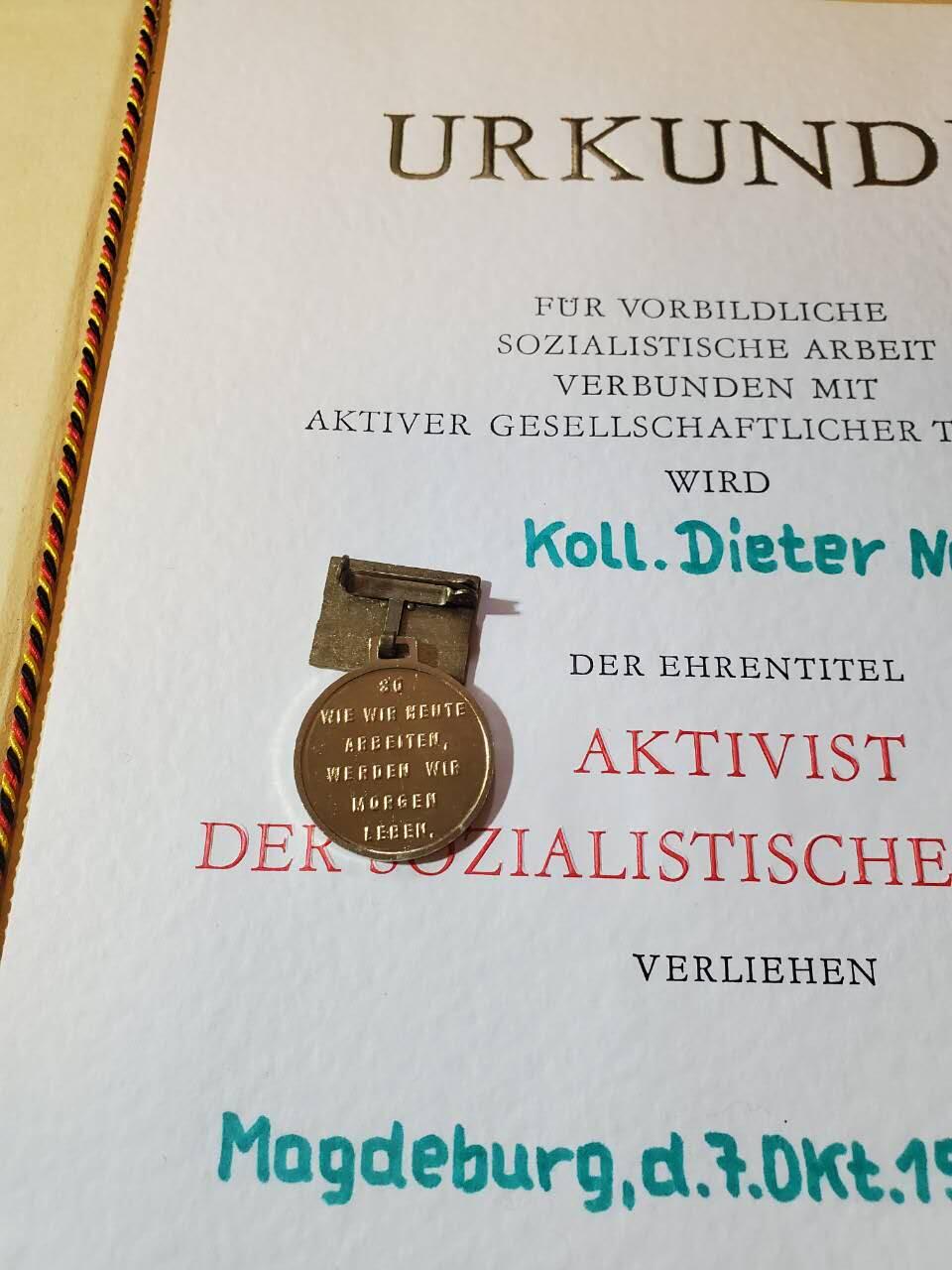 韵星假日军品类拍卖第40期 -- Rimey Holidays Militaria Auction 40 民主德国社会主义建设功勋活动家奖章带大证书（带封皮）一套 好品 少见半手写版本 主管亲签