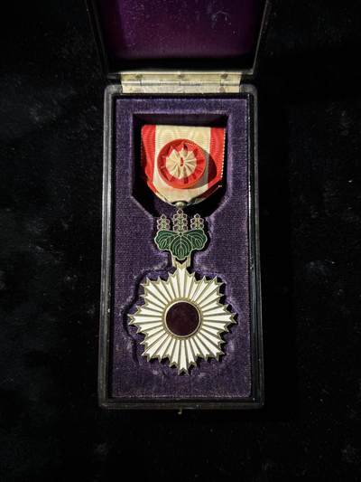 欢庆春节！戎马世界章牌大赏第111期春节大拍 - 勋四等旭日章，银字盒，盒扣缺失