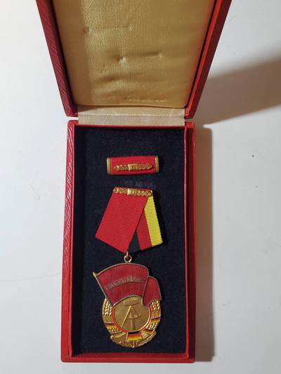 韵星假日军品类拍卖第40期 -- Rimey Holidays Militaria Auction 40 - 民主德国二级劳动红旗勋章带原盒略一套 早期版本 珐琅无损 高级勋章