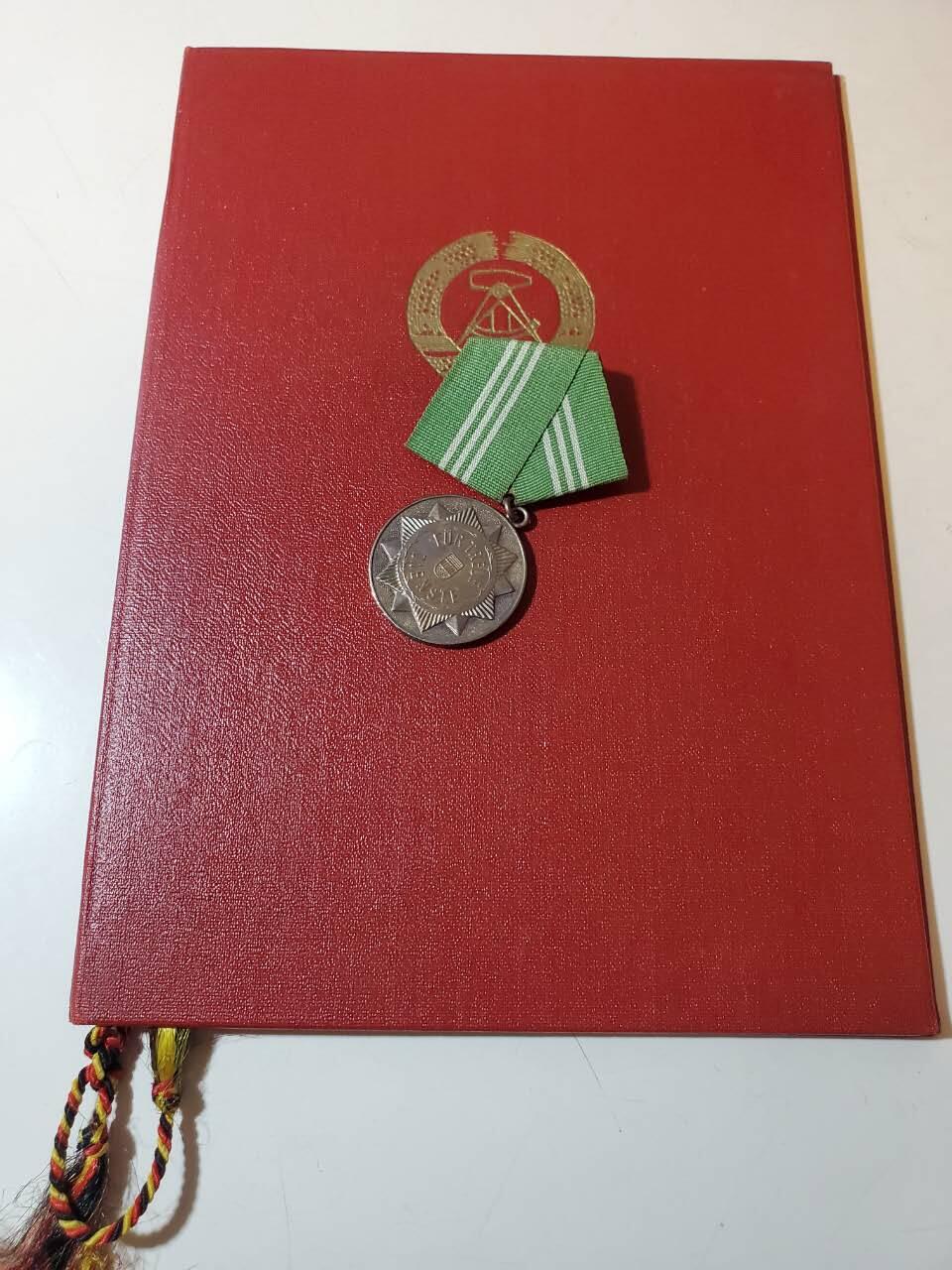 韵星假日军品类拍卖第40期 -- Rimey Holidays Militaria Auction 40 民主德国第一版银级内务部武装力量优秀服务奖章 实发带证一套 无国徽版本