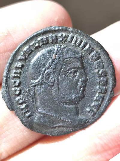 星盘世界钱币二月二十一日初五 世界古典币春节精品大拍 祝各位藏友马年大吉-新年新气象！ - 伽列里乌斯富利铜币。公元310至311年铸于尼科米底亚Nicomedia。背面是奥古斯都守护神。背面币文最后的符号是合写的CMH，C是罗马数字100，MH是希腊数字48，意思据推测是面值100赛斯特提