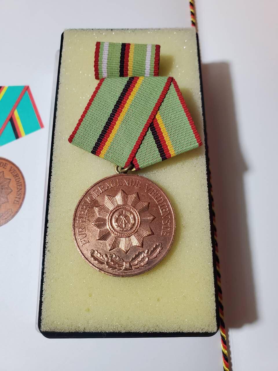 韵星假日军品类拍卖第40期 -- Rimey Holidays Militaria Auction 40 民主德国铜级内务部功绩奖章带原盒略 稀少实发大证书 好品一套