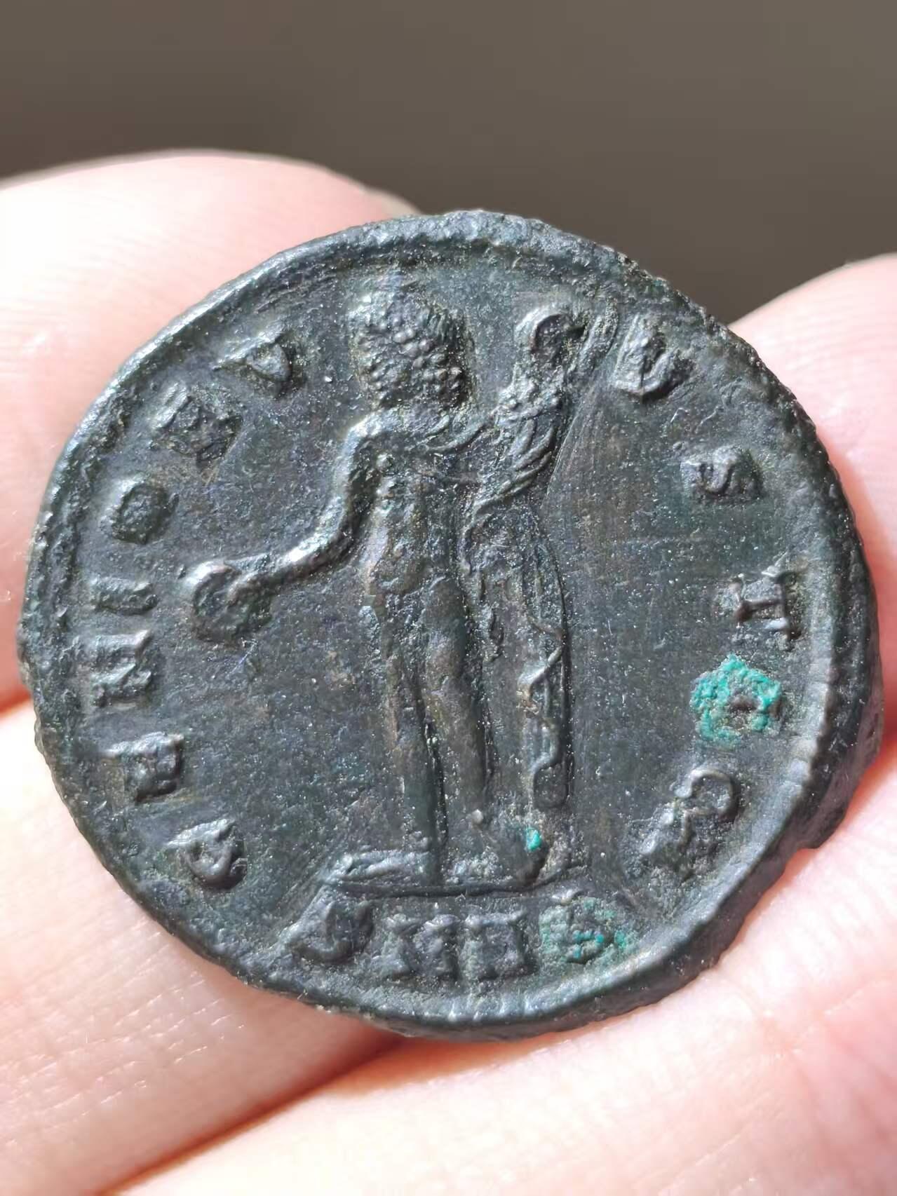 星盘世界钱币二月二十一日初五 世界古典币春节精品大拍 祝各位藏友马年大吉-新年新气象！ 伽列里乌斯富利铜币。公元310至311年铸于尼科米底亚Nicomedia。背面是奥古斯都守护神。背面币文最后的符号是合写的CMH，C是罗马数字100，MH是希腊数字48，意思据推测是面值100赛斯特提