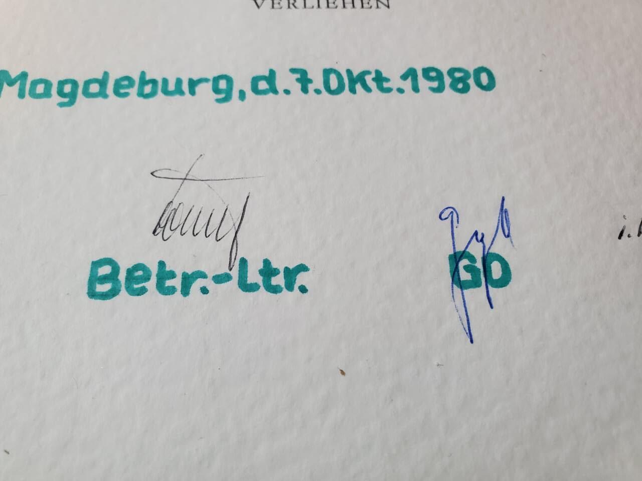 韵星假日军品类拍卖第40期 -- Rimey Holidays Militaria Auction 40 民主德国社会主义建设功勋活动家奖章带大证书（带封皮）一套 好品 少见半手写版本 主管亲签