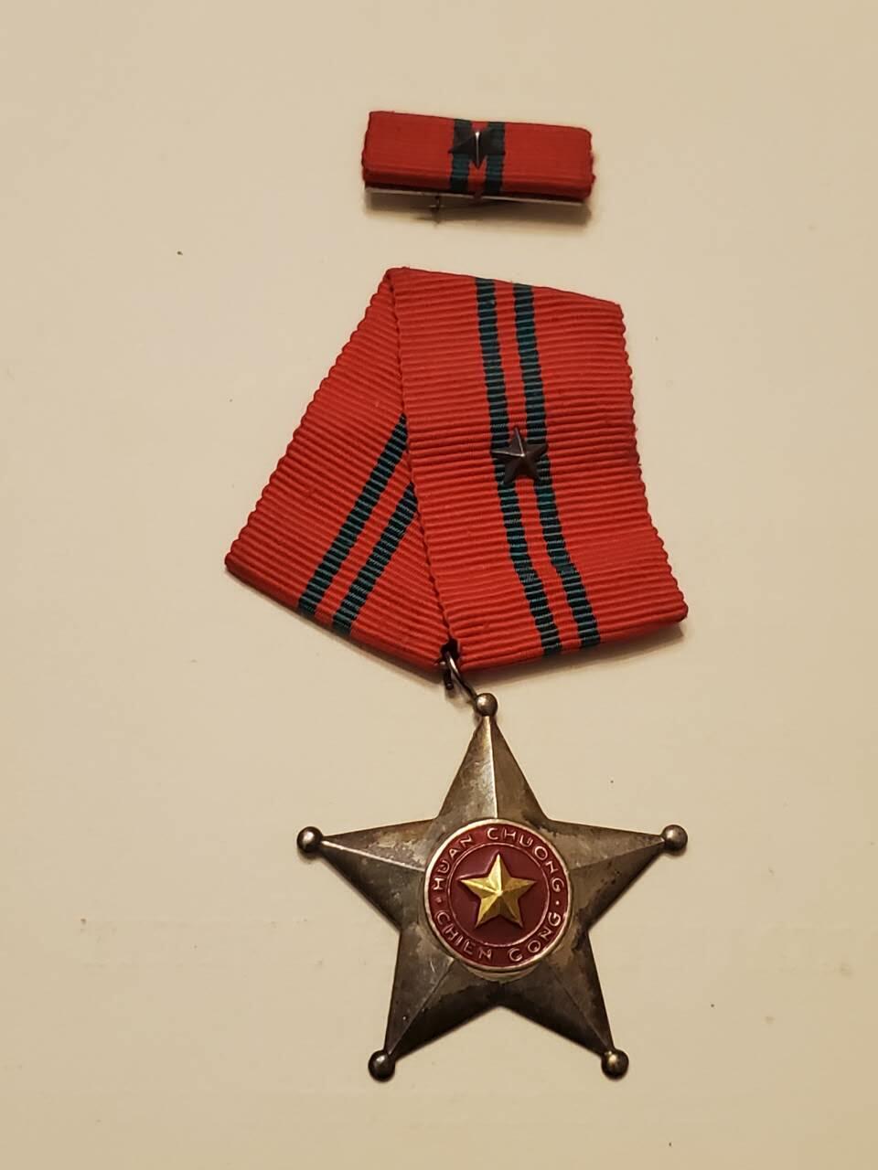 （450件拍品！制服徽章盛宴）罗岚⭐爱藏⭐年前甄选大拍场-店主清仓处理-分享拍场额外现金红包（实体经营） 北越三级战功勋章越战时期带略 非常少见白铜镀银版本 非后期铝垃圾