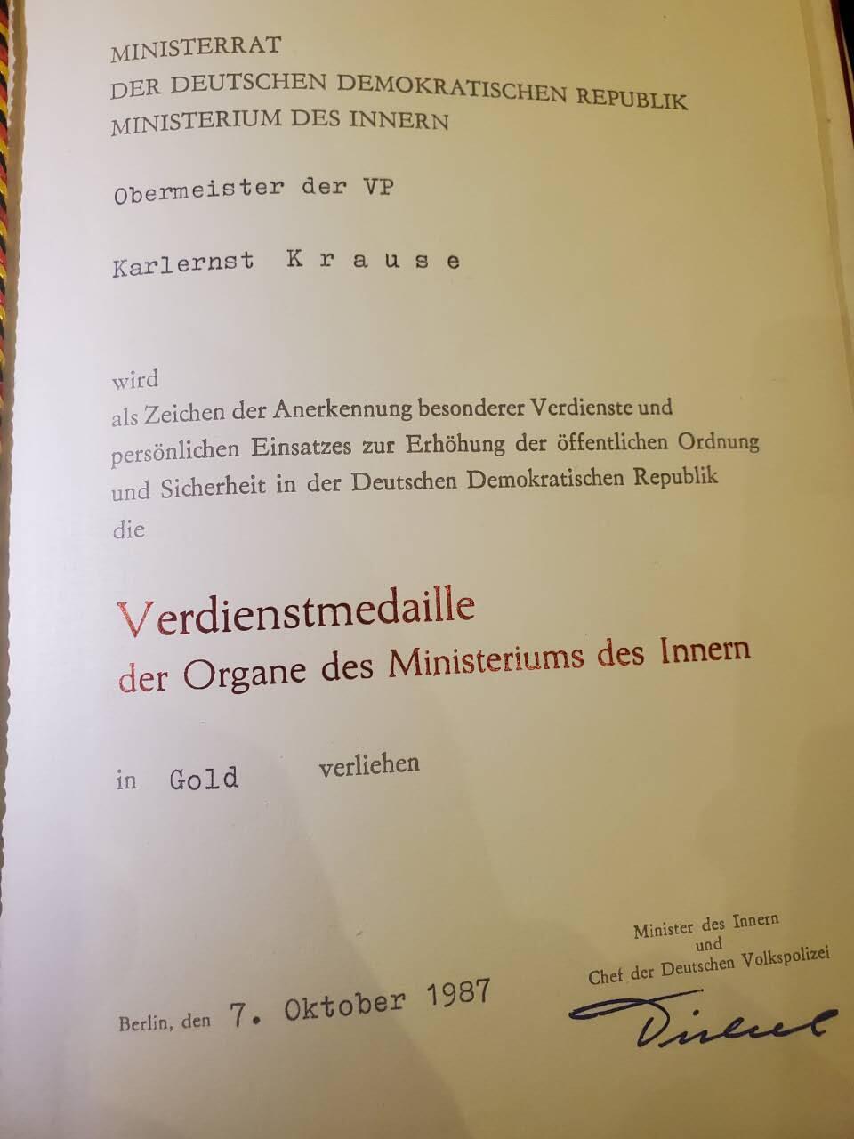 韵星假日军品类拍卖第40期 -- Rimey Holidays Militaria Auction 40 民主德国金级内务部武装力量功绩奖章带盒带证书实发一套 品相很好 证书带壳