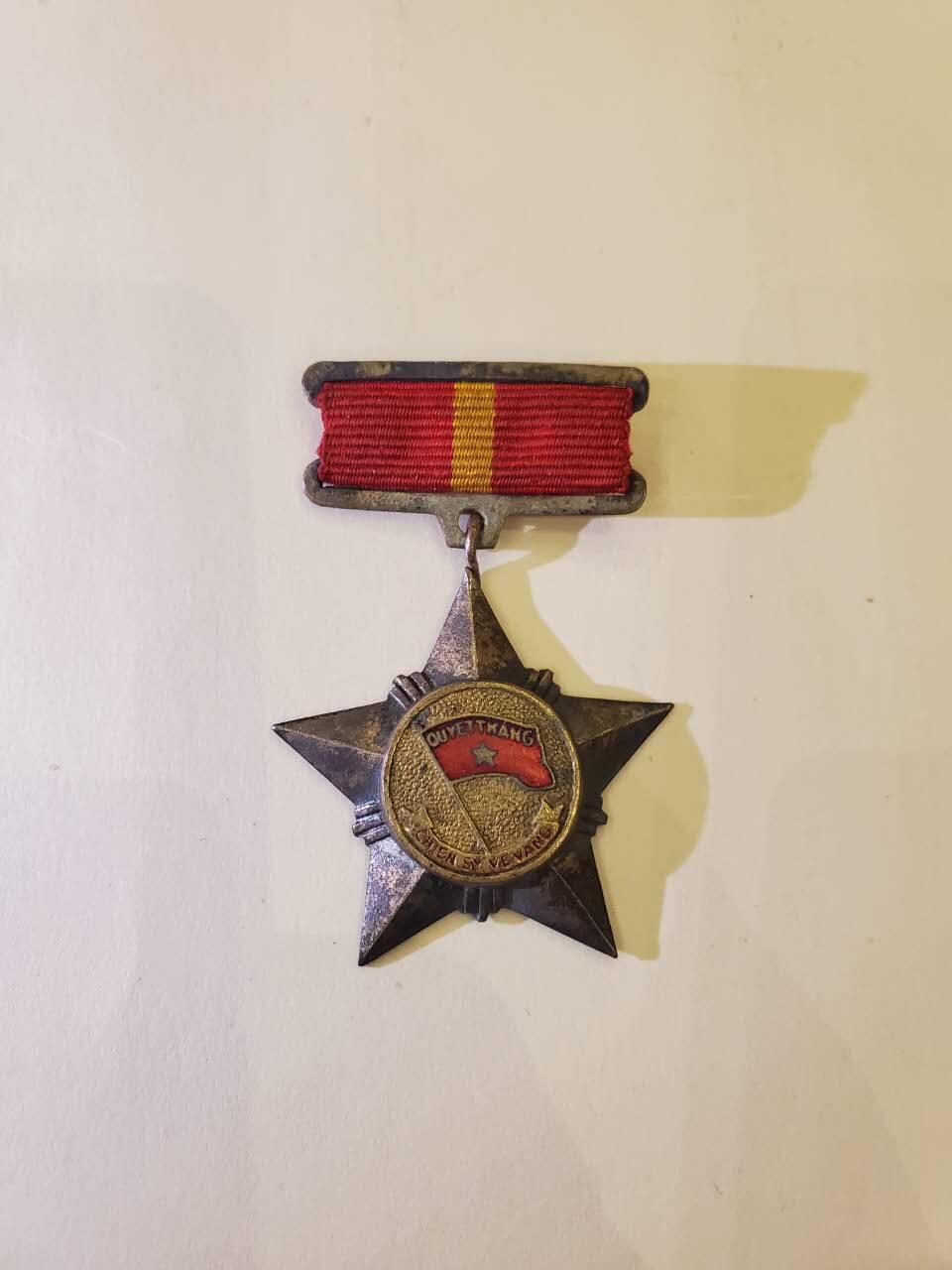 韵星假日军品类拍卖第40期 -- Rimey Holidays Militaria Auction 40 越南民主共和国（北越）光荣战士奖章 越战战时铜制 非后期铝