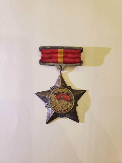 韵星假日军品类拍卖第40期 -- Rimey Holidays Militaria Auction 40 - 越南民主共和国（北越）光荣战士奖章 越战战时铜制 非后期铝