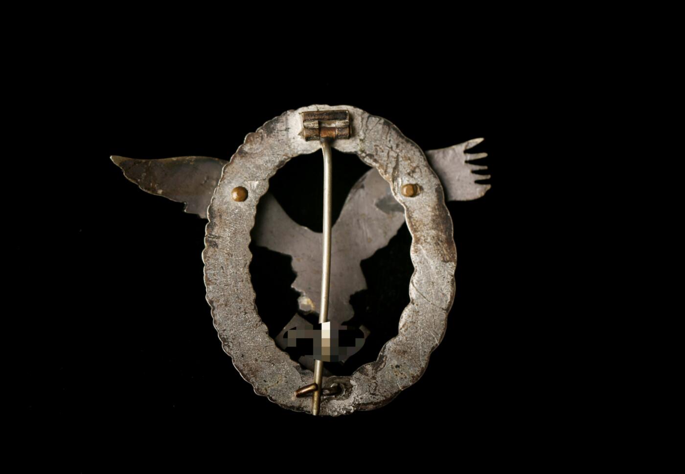 欢庆春节！戎马世界章牌大赏第112期春节大拍  德专场 FLL厂造铜制飞行员奖章  背面有轻微几道fll经典的应力裂纹 勾子被压弯了但是正常开合没问题