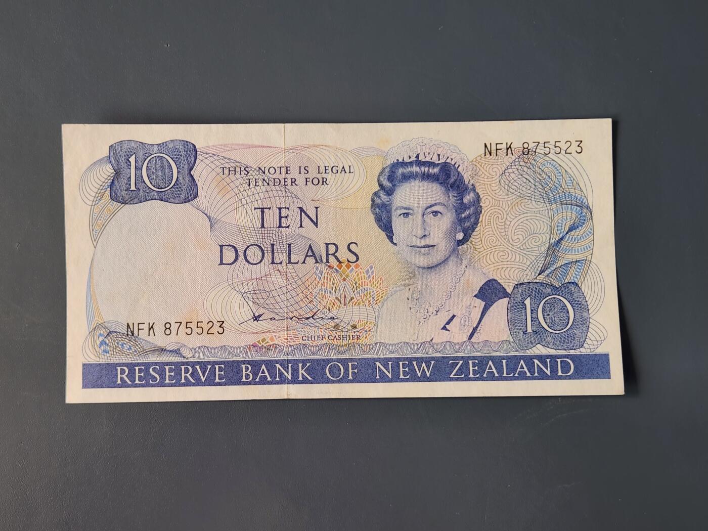 2月10号晚上8点 外国纸币自动截拍第23场 新西兰 10元  1981年 首发首签版 极美品