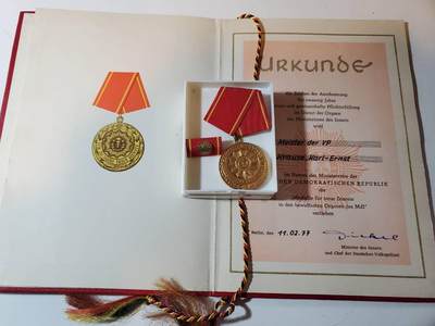韵星假日军品类拍卖第40期 -- Rimey Holidays Militaria Auction 40 - 民主德国特级三等内务部武装力量优秀服务奖章带原盒略大证书一套 铜镀金无损 实发一套少见