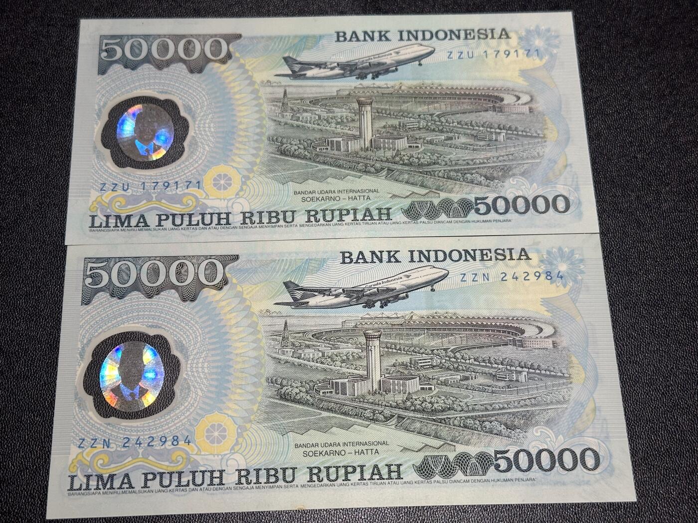 《外钞收藏家》第六百一十期（新年假期场/年后快递恢复正常再发货）（长期征集拍品、欢迎藏友们联系合作） 1993年印尼5万卢比 纪念钞 2张一起 全新 其中1张有个瑕疵