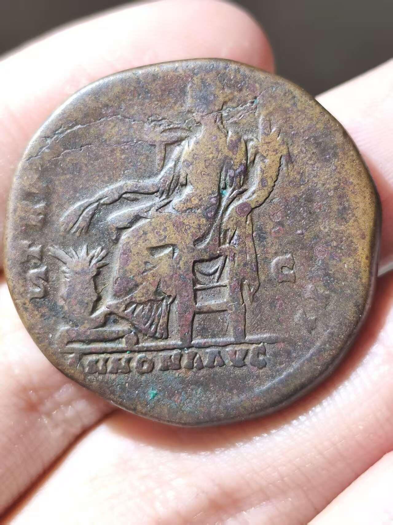 星盘世界钱币二月二十一日初五 世界古典币春节精品大拍 祝各位藏友马年大吉-新年新气象！  安东尼庇护塞斯特提大铜币，公元150-152年铸于罗马。背面年神Annona坐像，手持麦穗指向谷物桶Modius，并怀抱丰饶角。