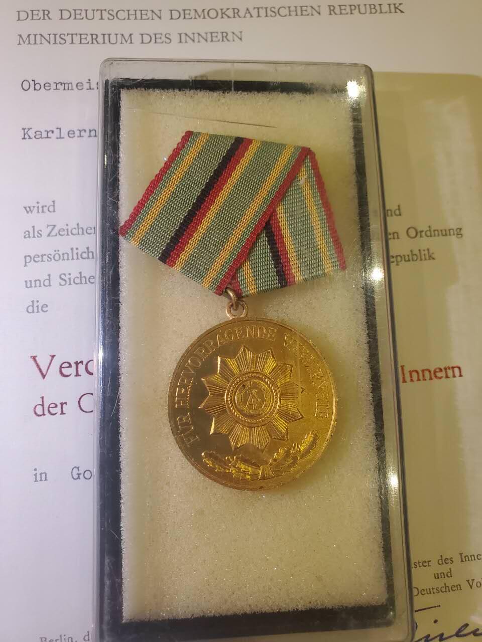 韵星假日军品类拍卖第40期 -- Rimey Holidays Militaria Auction 40 民主德国金级内务部武装力量功绩奖章带盒带证书实发一套 品相很好 证书带壳