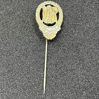 西秦中古拍卖第七十八期  - 东德体能证章迷你插针