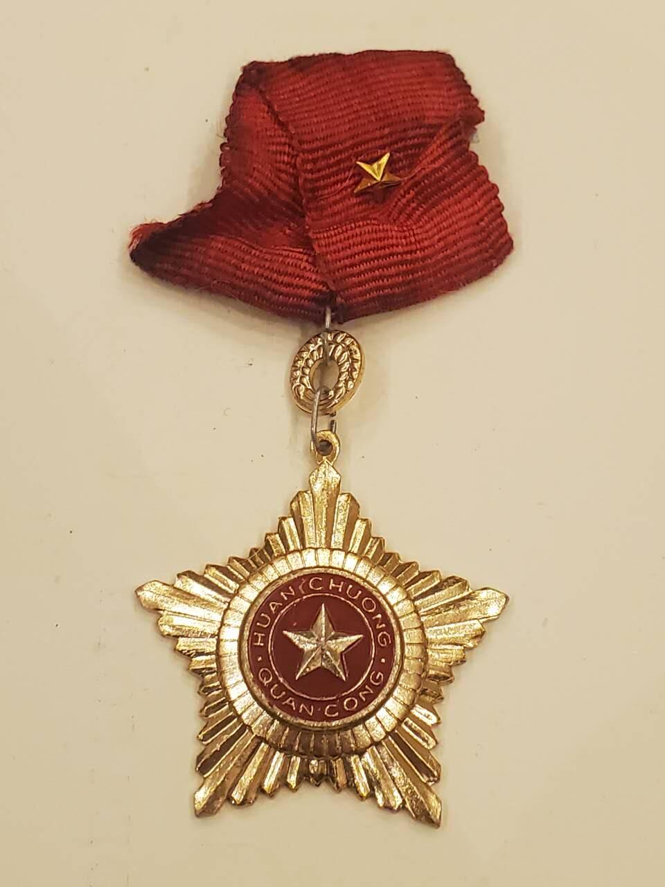 韵星假日军品类拍卖第40期 -- Rimey Holidays Militaria Auction 40 越南民主共和国（北越）三级军功勋章 好品 仅颁发给军官 非常少见 序列第五 最高军事勋章 保存完好