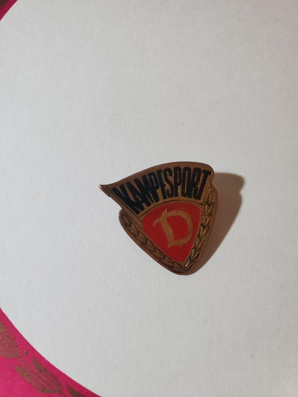 韵星假日军品类拍卖第40期 -- Rimey Holidays Militaria Auction 40 民主德国dtsb体育协会优秀成员证章、插针带证书一套