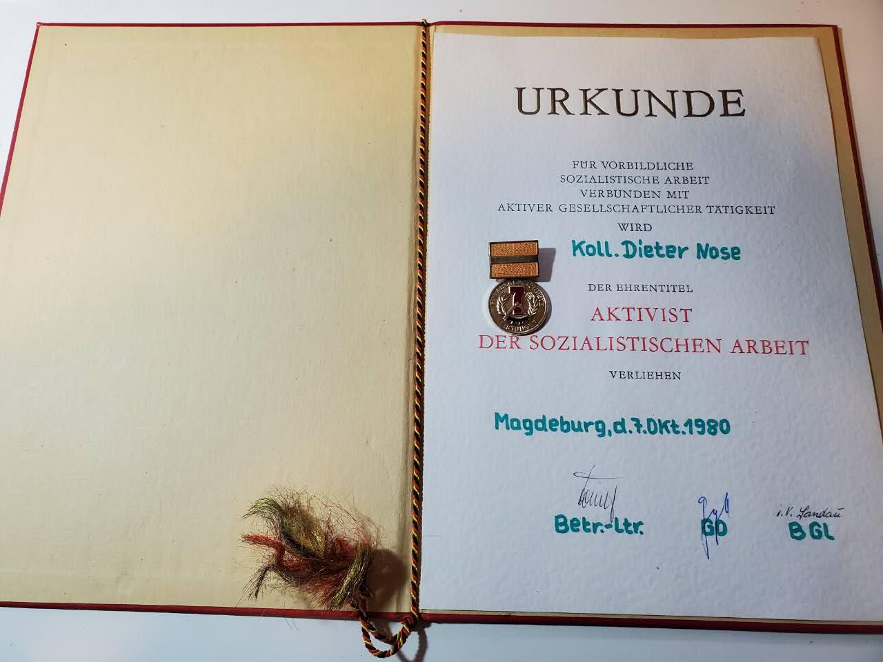 韵星假日军品类拍卖第40期 -- Rimey Holidays Militaria Auction 40 民主德国社会主义建设功勋活动家奖章带大证书（带封皮）一套 好品 少见半手写版本 主管亲签