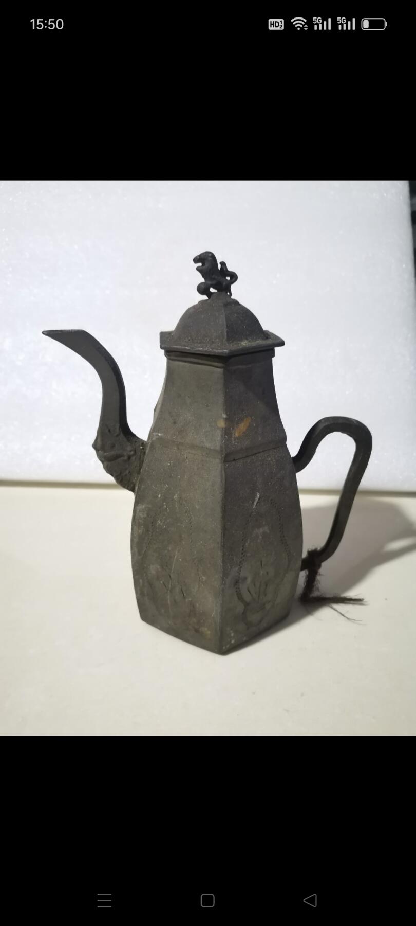 民国时期六棱老锡壶1把。狮钮，嘴上有功，壶身有刻花，自然老包浆。如图包老