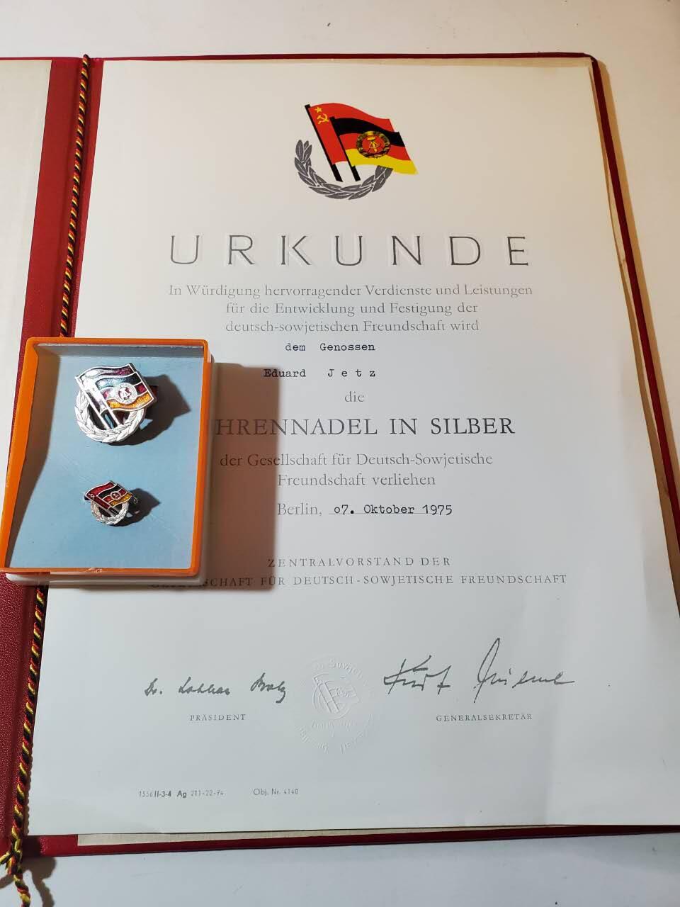 韵星假日军品类拍卖第40期 -- Rimey Holidays Militaria Auction 40 民主德国银级苏德友谊奖章带迷你带原盒带证实发一套 一套带证很罕见 均好品无损 