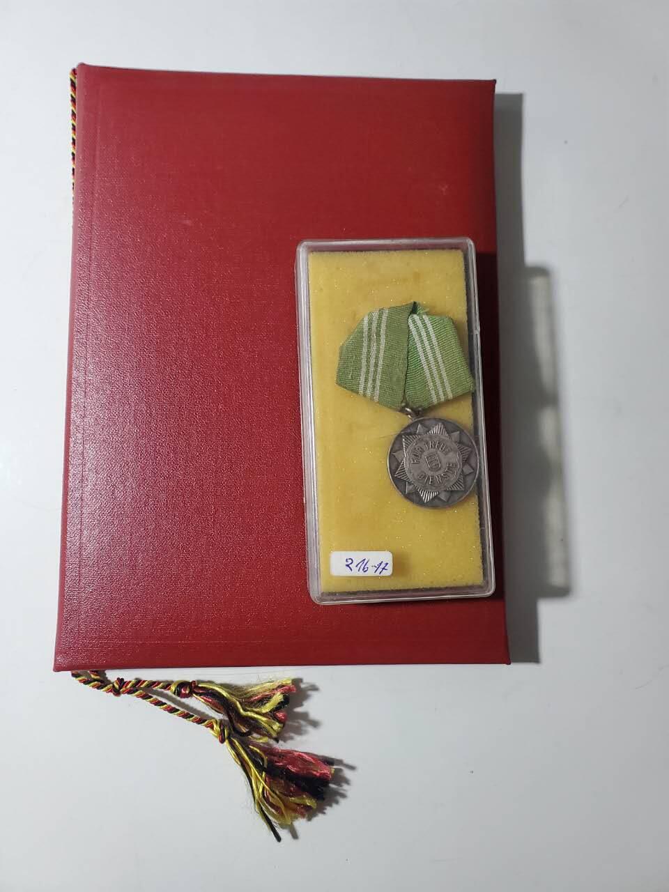 韵星假日军品类拍卖第40期 -- Rimey Holidays Militaria Auction 40 民主德国第一版无国徽版本内务部武装力量银级优秀服务奖章带原盒带证书一套