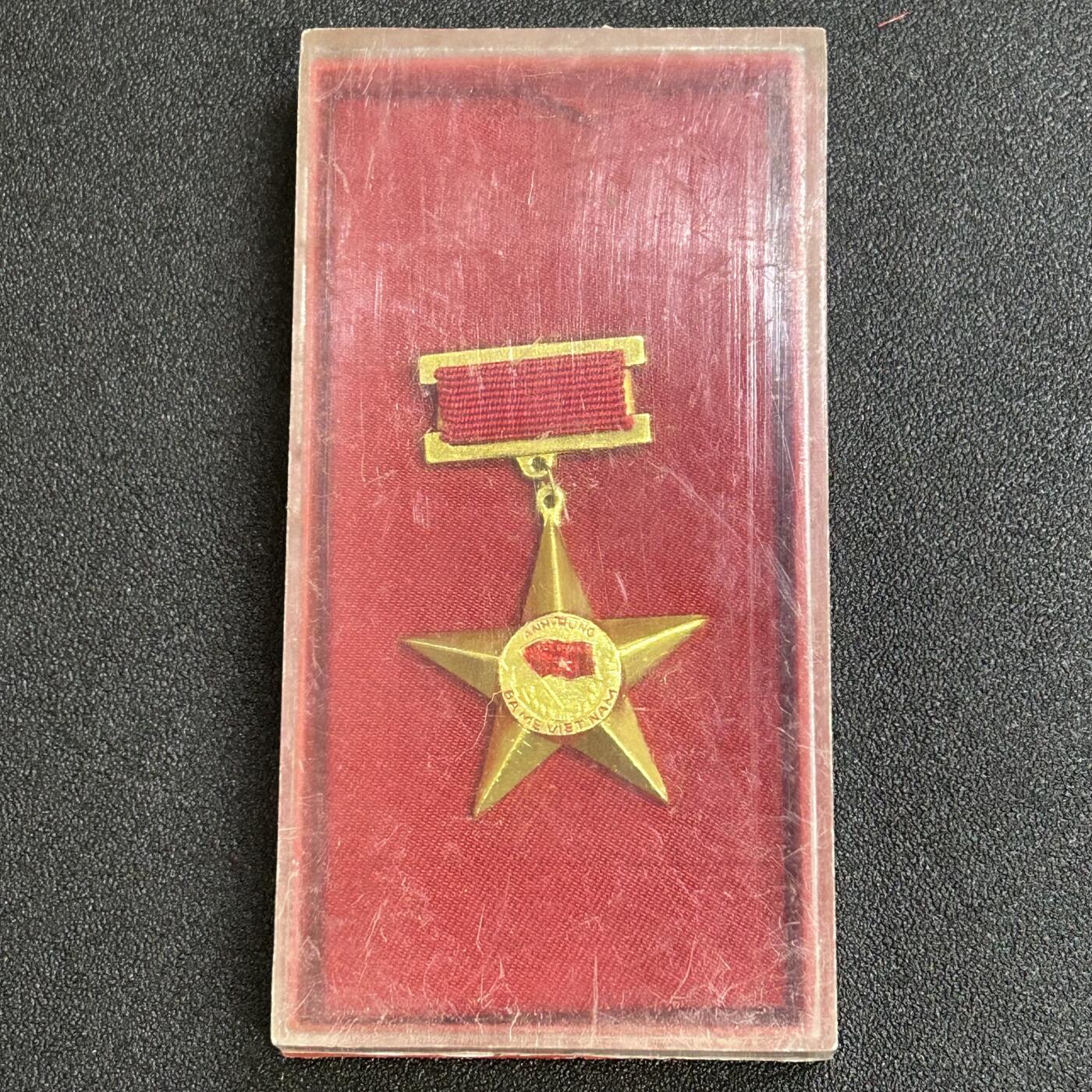 西秦中古拍卖第七十七期 2026马年新春专场 本场拍品年初九发出 越南英雄母亲勋章 母亲金星章 第一版带原盒 1994年9月10日设立，英雄越南母亲是越南国家授予或追授的荣誉称号，表彰那些为民族解放事业、保卫祖国和履行国际义务做出贡献和牺牲的越南妇女。因为她们的丈夫或者孩子都是战争伤残人员和烈士。