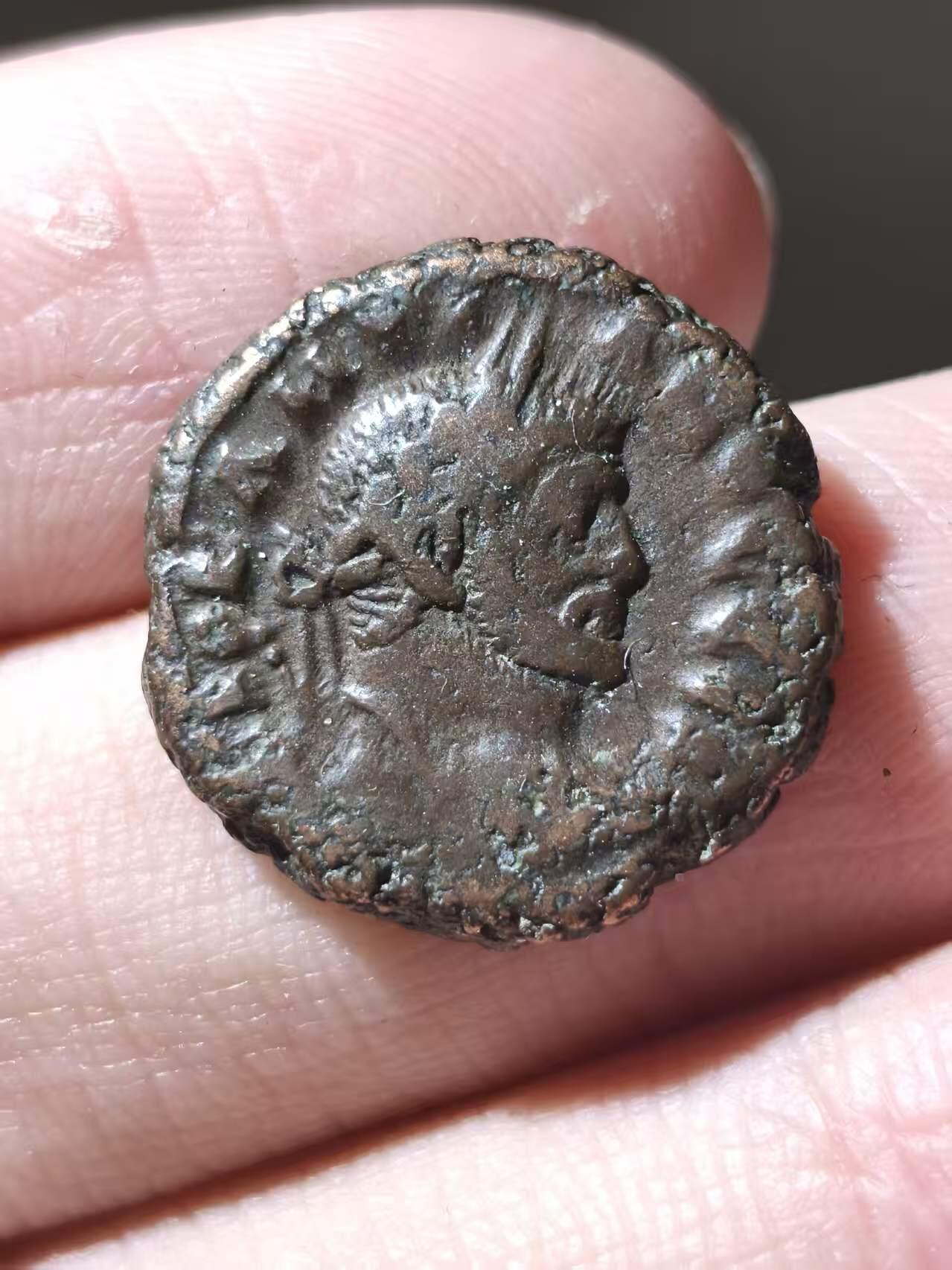 星盘世界钱币二月二十一日初五 世界古典币春节精品大拍 祝各位藏友马年大吉-新年新气象！ 戴克里先四德拉克马银铜合金币。公元295-296铸造于埃及行省的亚历山大城。背面是正义女神狄刻欧斯涅Dikaiosyne，手持天平与丰饶角。