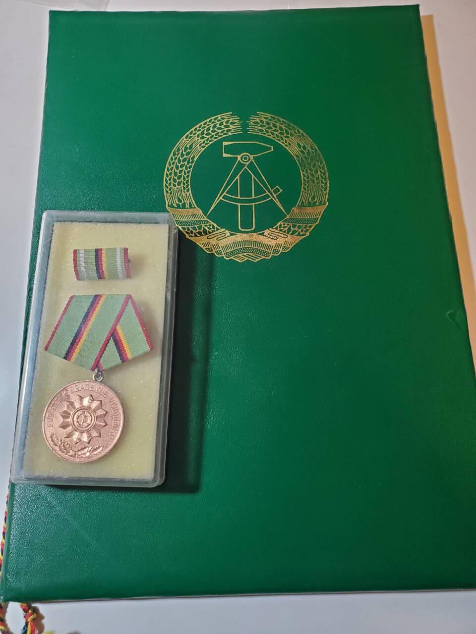 韵星假日军品类拍卖第40期 -- Rimey Holidays Militaria Auction 40 民主德国铜级内务部功绩奖章带原盒略 稀少实发大证书 好品一套