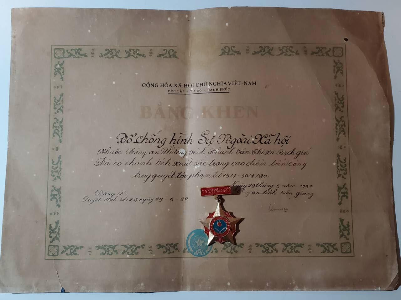 韵星假日军品类拍卖第40期 -- Rimey Holidays Militaria Auction 40 越南社会主义共和国为公安优秀服务奖状+武装力量功勋奖章