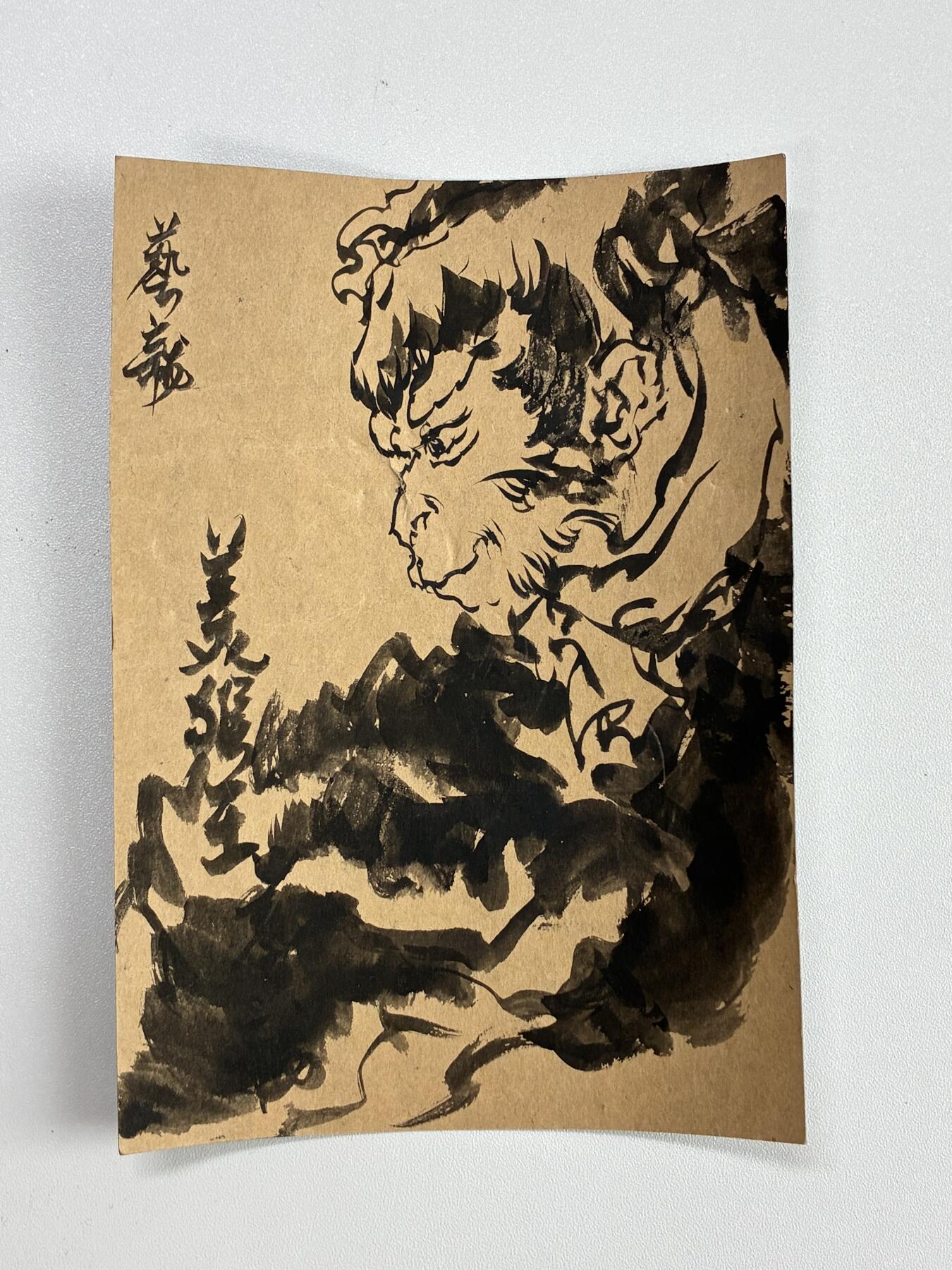 白泽拍卖卡牌手绘专场第32期（愿得长如此 年年物侯新） 2025 胡艺龙工艺雕像 鬼雕悟空 规格（按最长边）：28.5cm*34cm*14cm 金箍棒长40cm+收藏证书（胡艺龙亲签+简绘）