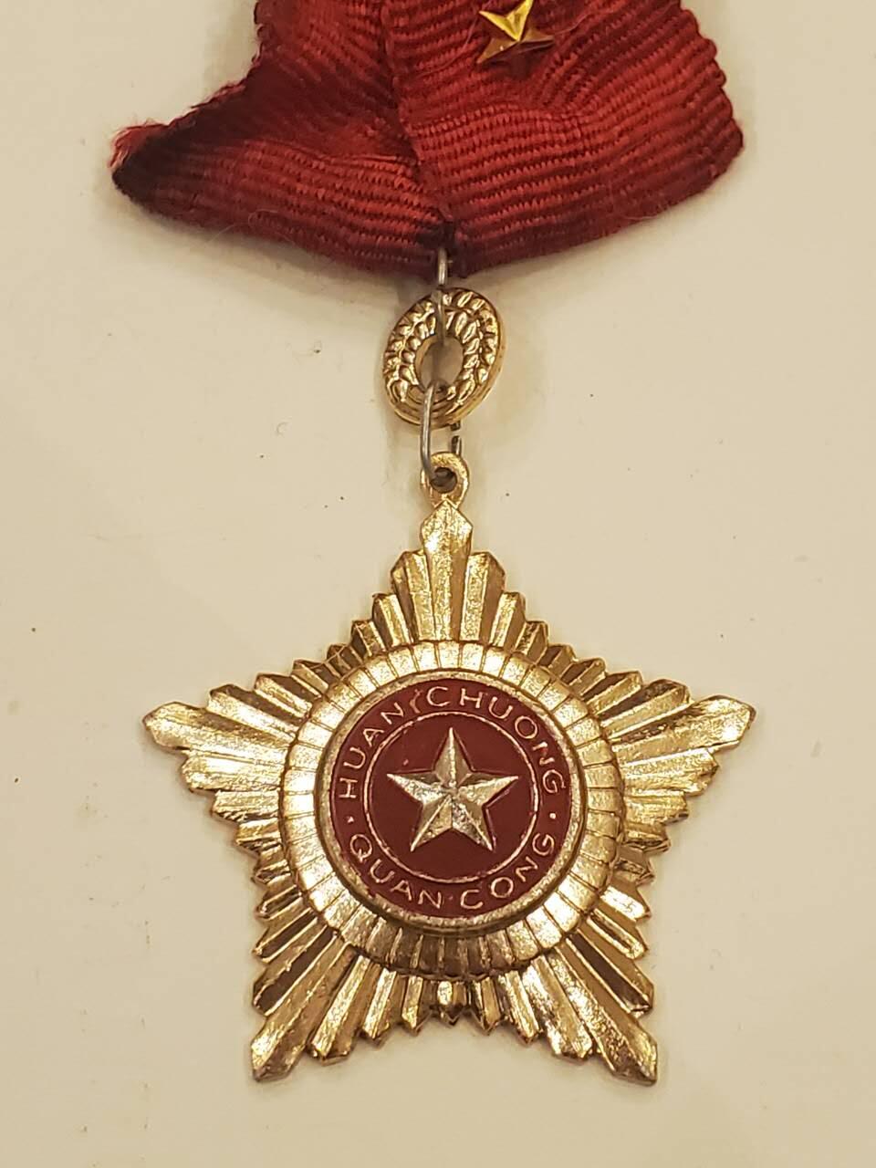 韵星假日军品类拍卖第40期 -- Rimey Holidays Militaria Auction 40 越南民主共和国（北越）三级军功勋章 好品 仅颁发给军官 非常少见 序列第五 最高军事勋章 保存完好