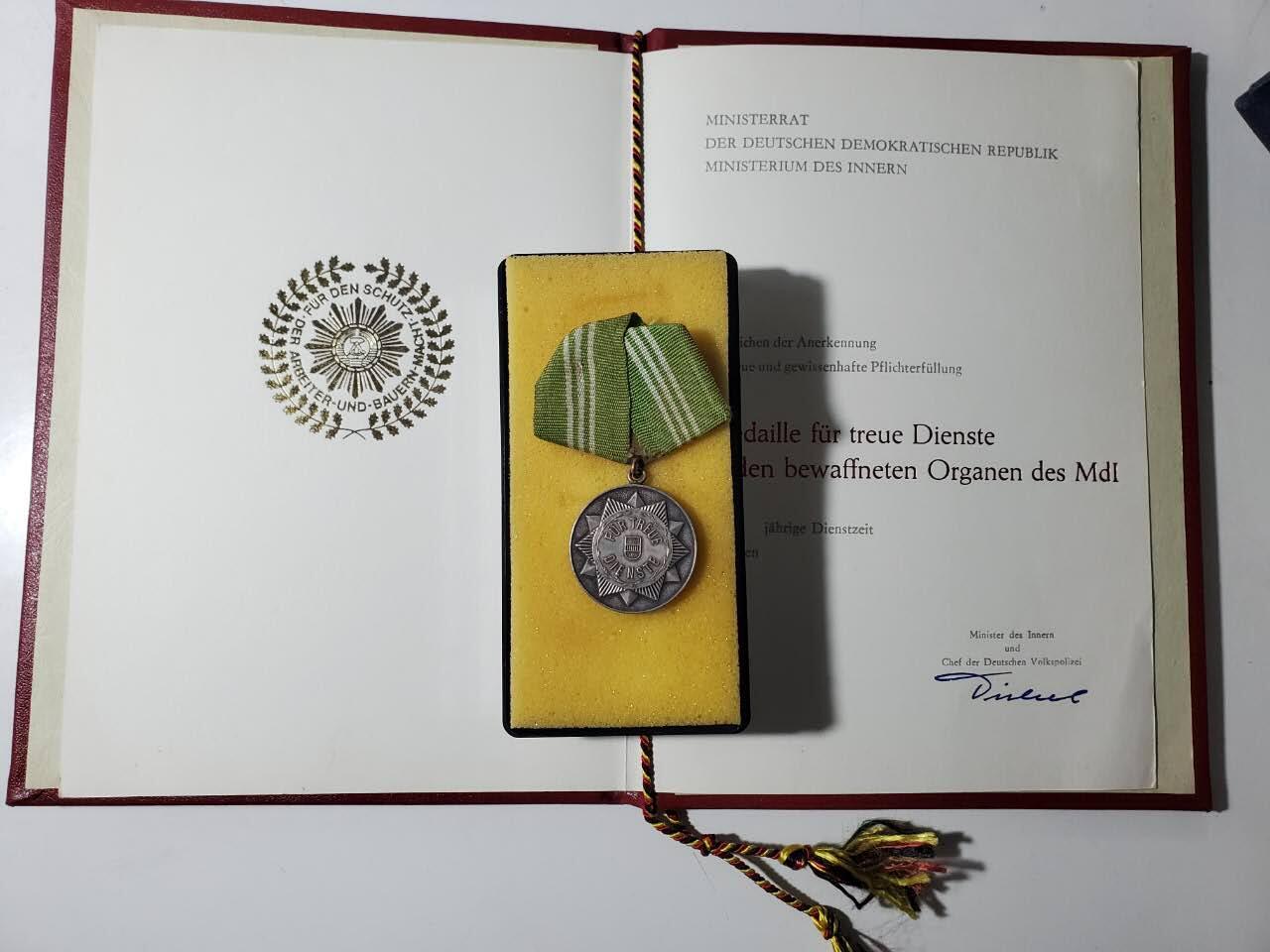 韵星假日军品类拍卖第40期 -- Rimey Holidays Militaria Auction 40 民主德国第一版无国徽版本内务部武装力量银级优秀服务奖章带原盒带证书一套