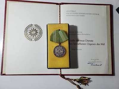韵星假日军品类拍卖第40期 -- Rimey Holidays Militaria Auction 40 - 民主德国第一版无国徽版本内务部武装力量银级优秀服务奖章带原盒带证书一套