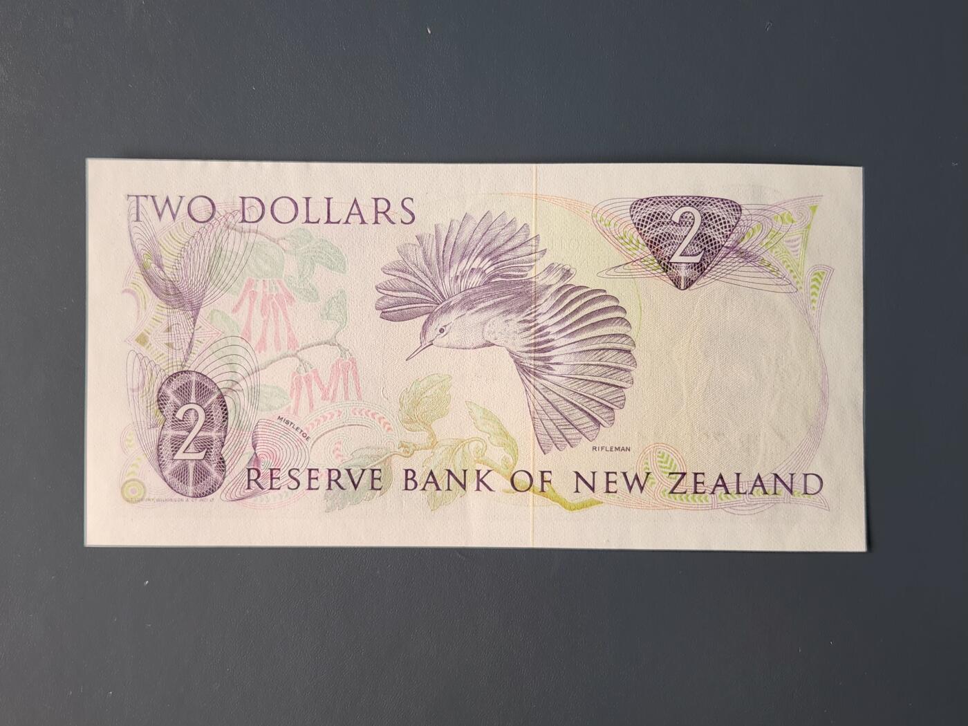 2月10号晚上8点 外国纸币自动截拍第23场 新西兰 2元  1981年 首发首签版 新品轻微软折