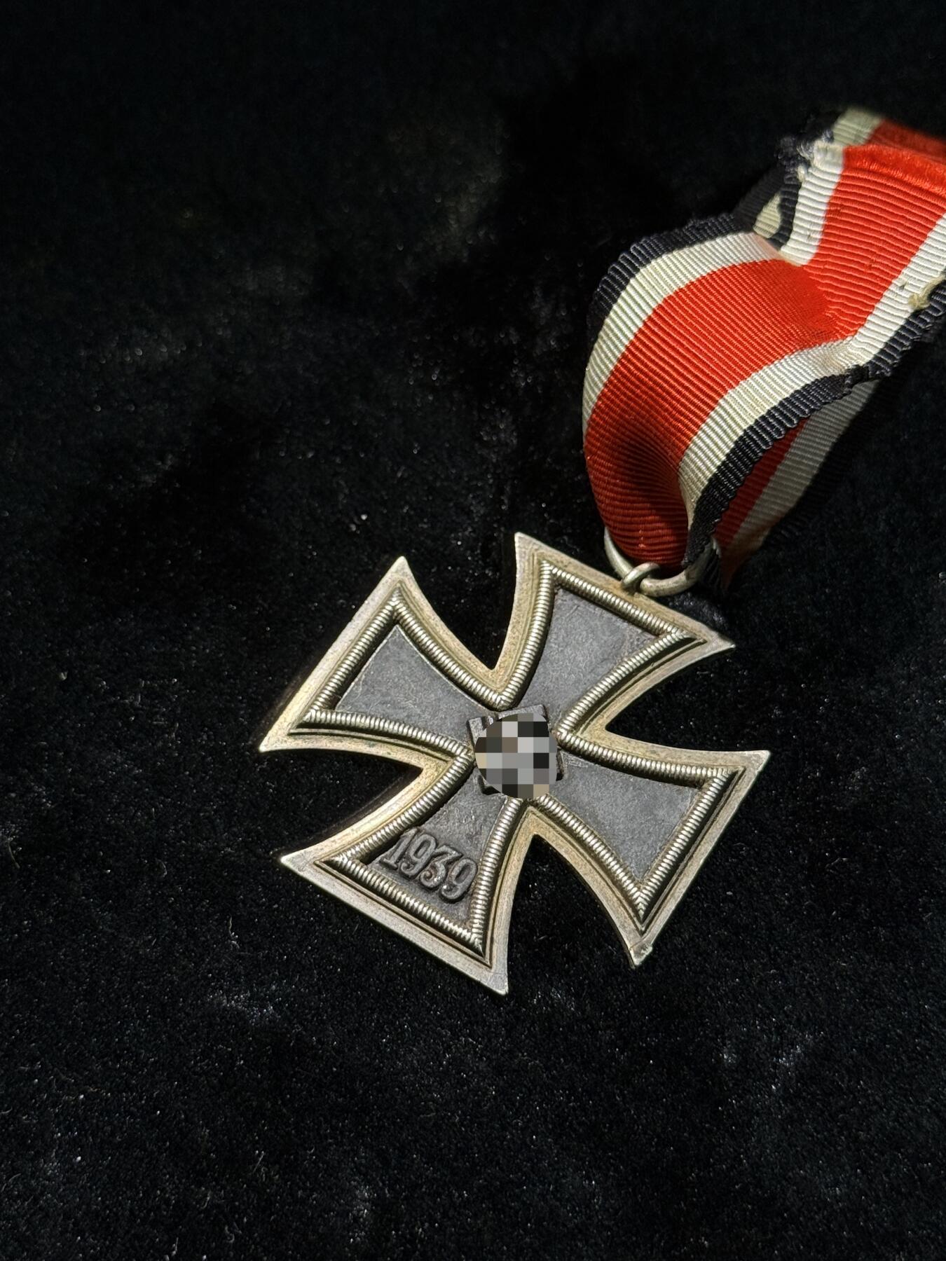 欢庆春节！戎马世界章牌大赏第111期春节大拍 德国二战二级铁十字勋章，65标，漆面有轻微瑕疵，一角有磕