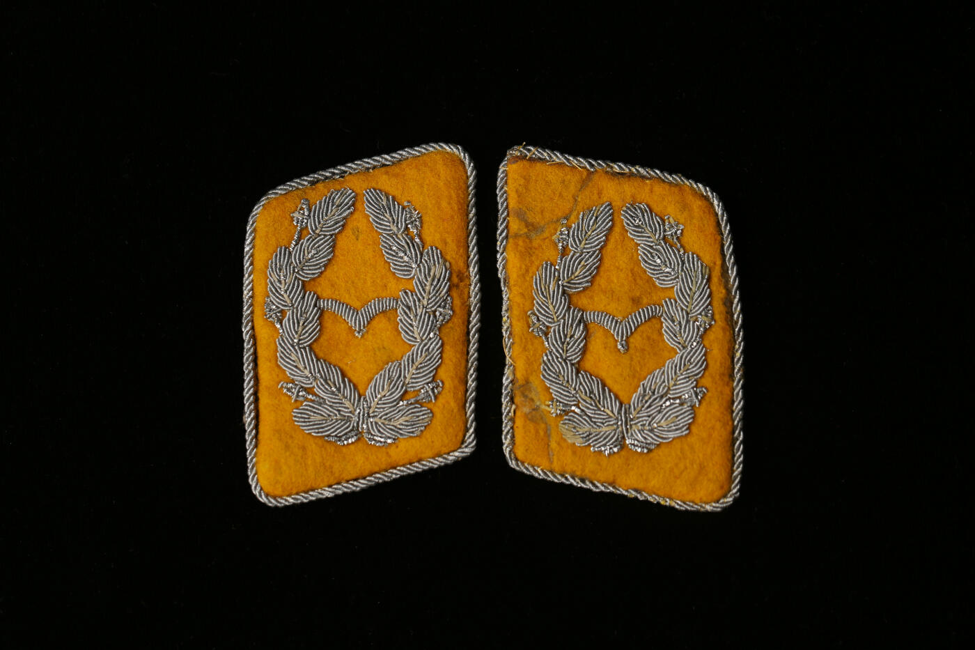 欢庆春节！戎马世界章牌大赏第112期春节大拍  德专场 德三空军金黄色飞行/伞兵少校领章