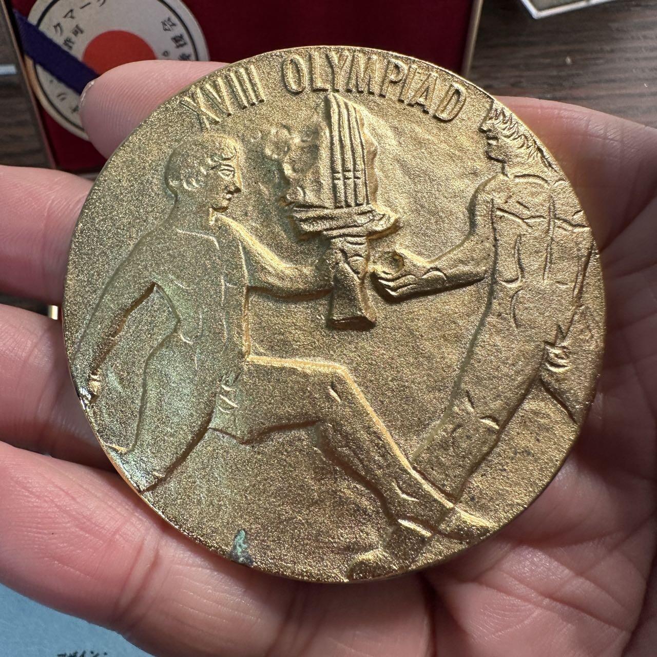 蒂克钱币 -第58场 日本企业章 徽章专场 1964年 东京奥运镀金章 原盒证60mm 86g