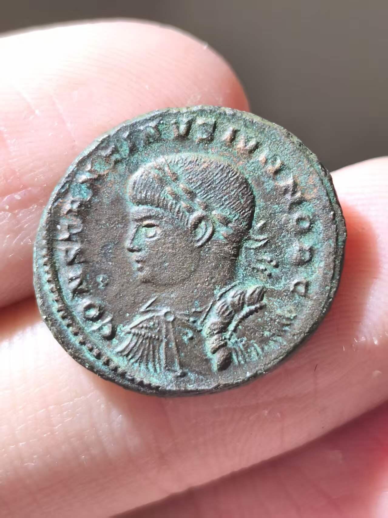 星盘世界钱币二月二十一日初五 世界古典币春节精品大拍 祝各位藏友马年大吉-新年新气象！ 康斯坦丁二世小铜币。公元324至325年造于特里尔。背面为军营门。