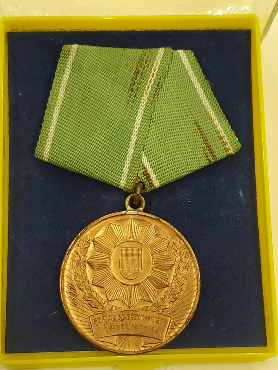 韵星假日军品类拍卖第40期 -- Rimey Holidays Militaria Auction 40 民主德国第一版内务部武装力量优秀服务奖章带盒 无国徽版本极早期