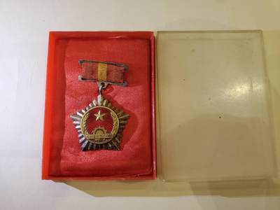 韵星假日军品类拍卖第40期 -- Rimey Holidays Militaria Auction 40 - 越南民主共和国（北越）一级战胜奖章带原盒 早期铜珐琅 仅颁发给在独立战争和越南战争军官 好品少见带珐琅越南章