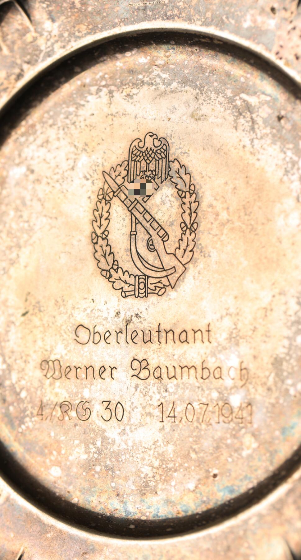 欢庆春节！戎马世界章牌大赏第112期春节大拍  德专场 1941年德国空军纪念盘——赠予双剑骑士铁十字勋章获得者 KG30联队军官 高级中尉维尔纳·鲍姆巴赫（这个步突标是第一攻击机联队的中队徽章，推测是第一攻击机联队在其获得橡树叶勋饰那天给他的赠礼）