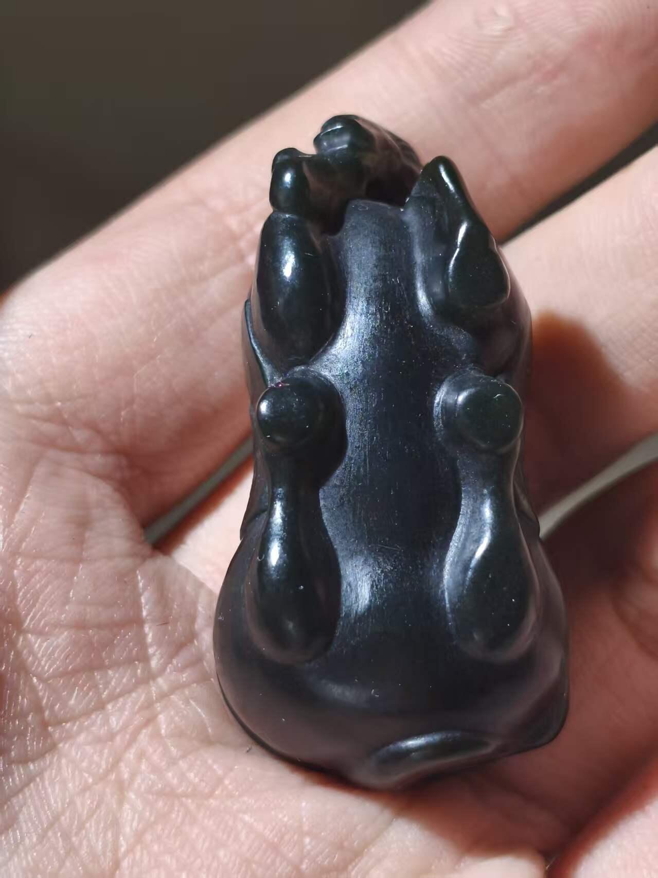 星盘世界钱币二月二十一日初五 世界古典币春节精品大拍 祝各位藏友马年大吉-新年新气象！ 新疆和田青玉唐马手把件生肖马 新疆和田玉青玉生肖唐马 马到成功手把件，雕工精细 玉质老熟 密度油性好 无伤无裂 喜欢的不要错过，细腻油润