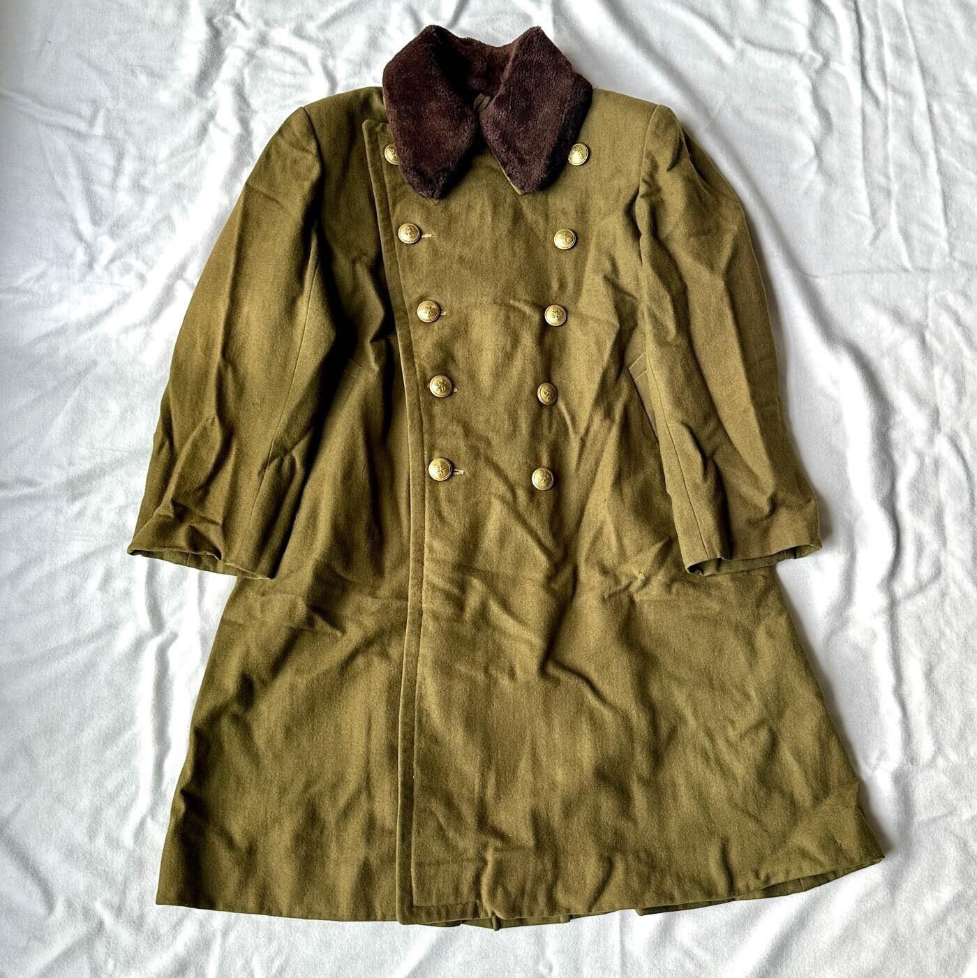 【第伍場】近代勋奖章徽章服饰杂项专场 50年代空军军官铜扣大衣—有附属毛领—内衬或为物主定制或有更换原棉衬为丝衬—肩宽约46cm 袖长约57cm