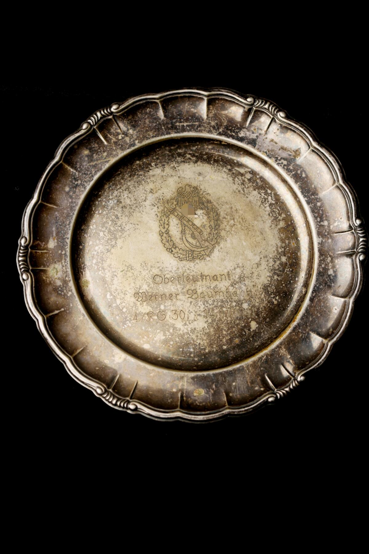 欢庆春节！戎马世界章牌大赏第112期春节大拍  德专场 1941年德国空军纪念盘——赠予双剑骑士铁十字勋章获得者 KG30联队军官 高级中尉维尔纳·鲍姆巴赫（这个步突标是第一攻击机联队的中队徽章，推测是第一攻击机联队在其获得橡树叶勋饰那天给他的赠礼）